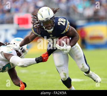 San Diego, Kalifornien, USA. 20. Dezember 2015. San Diego Chargers Runningback MELVIN GORDON #28 trägt den Ball während NFL Aktion gegen die Miami Dolphins im Qualcomm Stadium. Die Ladegeräte gewann 30-14. Bildnachweis: Csm/Alamy Live-Nachrichten Stockfoto