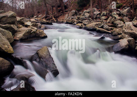 Langzeitbelichtung des fließenden Wassers von Deer Creek in Rock State Park, Maryland Stockfoto