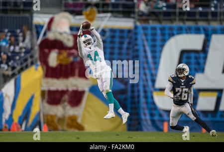 San Diego, Florida, USA. 20. Dezember 2015. Miami Dolphins Wide Receiver Jarvis Landry (14) macht einen Haken als San Diego Chargers Cornerback, die Patrick Robinson (26) im Qualcomm Stadium in San Diego, Kalifornien auf 20. Dezember 2015 verteidigt. Bildnachweis: Allen Eyestone/The Palm Beach Post/ZUMA Draht/Alamy Live-Nachrichten Stockfoto