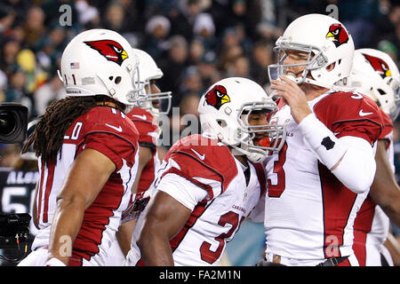 Philadelphia, Pennsylvania, USA. 20. Dezember 2015. Arizona Cardinals Runningback David Johnson (31) feiert seine Touchdown laufen mit Quarterback Carson Palmer (3) und Wide Receiver Larry Fitzgerald (11) während die NFL-Spiel zwischen den Arizona Cardinals und den Philadelphia Eagles am Lincoln Financial Field in Philadelphia, Pennsylvania. Christopher Szagola/CSM/Alamy Live-Nachrichten Stockfoto