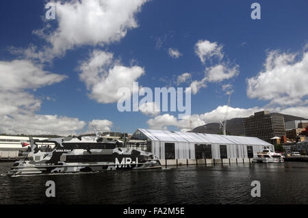 MONA-Fähre anreisen neben Brooke Street Pier, Hobart, Tasmanien, Australien. Weder Herr PR Stockfoto