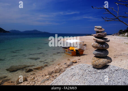 Kleinen mieten Boot am Strand von Coombe Insel, Familie Islands National Park, Great Barrier Reef, Queensland, Australien. Keine PR Stockfoto