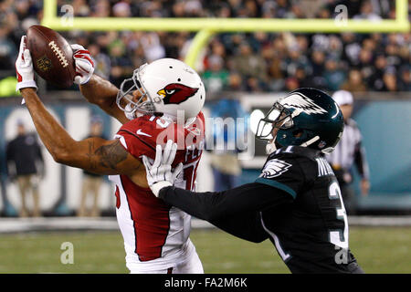 Philadelphia, Pennsylvania, USA. 20. Dezember 2015. Arizona Cardinals Wide Receiver Michael Floyd (15) macht den Fang es Philadelphia Eagles Cornerback Byron Maxwell (31) Verteidigung während der NFL-Spiel zwischen den Arizona Cardinals und den Philadelphia Eagles am Lincoln Financial Field in Philadelphia, Pennsylvania. Christopher Szagola/CSM/Alamy Live-Nachrichten Stockfoto