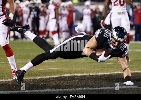 Philadelphia, Pennsylvania, USA. 20. Dezember 2015. Philadelphia Eagles enge Ende Zach Ertz (86) Tauchgänge für den Touchdown in der NFL-Spiel zwischen den Arizona Cardinals und den Philadelphia Eagles am Lincoln Financial Field in Philadelphia, Pennsylvania. Christopher Szagola/CSM/Alamy Live-Nachrichten Stockfoto