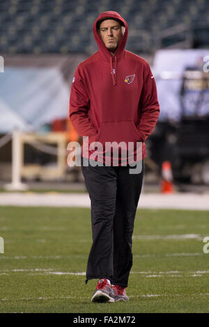 Philadelphia, Pennsylvania, USA. 20. Dezember 2015. Arizona Cardinals Quarterback Carson Palmer (3) blickt auf eine vor dem NFL-Spiel zwischen den Arizona Cardinals und den Philadelphia Eagles am Lincoln Financial Field in Philadelphia, Pennsylvania. Christopher Szagola/CSM/Alamy Live-Nachrichten Stockfoto