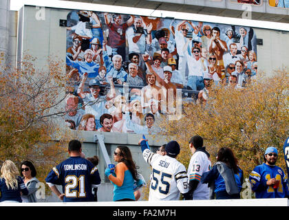 San Diego, USA. 20. Dezember 2015. SAN DIEGO, 20. Dezember 2015 | Ladegeräte Fans freuen sich auf das Wandbild von Fans auf der Ostseite von Qualcomm Stadium in San Diego am Sonntag. | -Obligatorische Photo Credit: Foto von Hayne Palmour IV/San Diego Anschluß-Tribüne, LLC Credit: Hayne Palmour Iv/U-T San Diego/ZUMA Draht/Alamy Live-Nachrichten Stockfoto