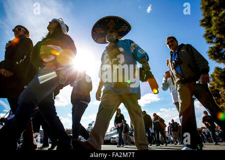 San Diego, USA. 20. Dezember 2015. SAN DIEGO, 20. Dezember 2015 | Fußball-Fans geben Sie Qualcomm Stadium vor dem Ladegeräte-Spiel gegen Miami in San Diego am Sonntag. | -Obligatorische Photo Credit: Foto von Hayne Palmour IV/San Diego Anschluß-Tribüne, LLC Credit: Hayne Palmour Iv/U-T San Diego/ZUMA Draht/Alamy Live-Nachrichten Stockfoto