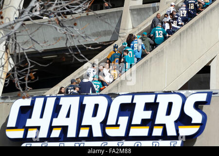 San Diego, USA. 20. Dezember 2015. SAN DIEGO, 20. Dezember 2015 | Fußball-Fans Fahrt auf einer Rolltreppe vor dem Ladegeräte-Spiel gegen Miami im Qualcomm Stadium in San Diego am Sonntag. | -Obligatorische Photo Credit: Foto von Hayne Palmour IV/San Diego Anschluß-Tribüne, LLC Credit: Hayne Palmour Iv/U-T San Diego/ZUMA Draht/Alamy Live-Nachrichten Stockfoto