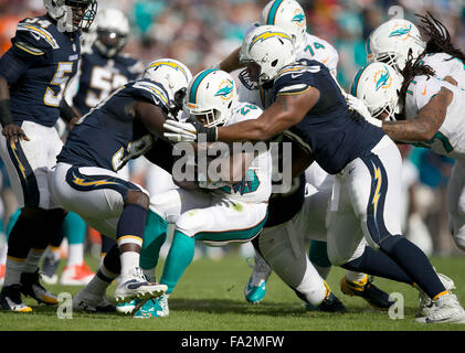 San Diego, Florida, USA. 20. Dezember 2015. Miami Dolphins Runningback Lamar Miller (26) wird für einen kurzen Gewinn im ersten Quartal im Qualcomm Stadium in San Diego, Kalifornien auf 20. Dezember 2015 gestoppt. Bildnachweis: Allen Eyestone/The Palm Beach Post/ZUMA Draht/Alamy Live-Nachrichten Stockfoto