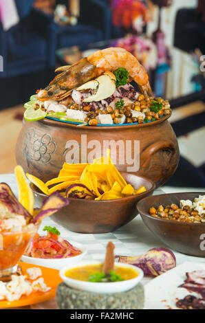 Köstliche Meeresfrüchte dekorierten Platten auf einem Tisch Stockfoto