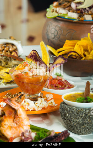 Köstliche Meeresfrüchte dekorierten Platten auf einem Tisch Stockfoto