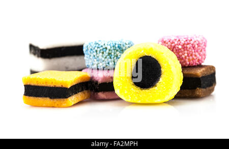 Auswahl an Auswahl von Liquorice Allsorts Süßigkeiten auf einem weißen Hintergrund auf weißem Hintergrund Stockfoto