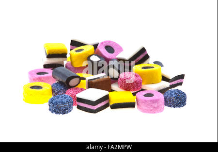 Auswahl an Liquorice Allsorts Süßigkeiten in farbenfrohen abstrakten Stack-Design isoliert auf weißem Hintergrund. Stockfoto