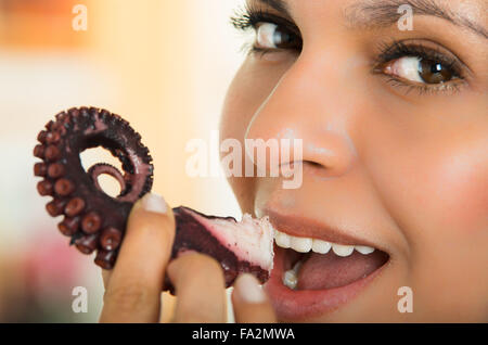 Schuss von junge Frau Essen Krake hautnah Stockfoto