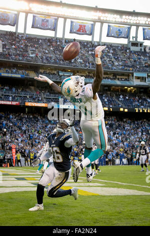 San Diego, Florida, USA. 20. Dezember 2015. Ein Pass-Dichtungen über den Kopf des Miami Dolphins Wide Receiver DeVante Parker (11) als San Diego Chargers Cornerback Patrick Robinson (26) verteidigt am 20. Dezember 2015 im Qualcomm Stadium in San Diego, Kalifornien. Bildnachweis: Allen Eyestone/The Palm Beach Post/ZUMA Draht/Alamy Live-Nachrichten Stockfoto