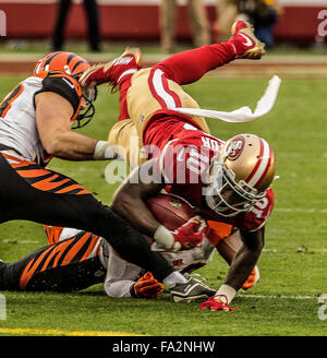 Santa Clara, Kalifornien, USA. 20. Dezember 2015. San Francisco 49ers Wide Receiver Bruce Ellington (10) Tauchgänge für zusätzliche Entfernungsangaben während Rücklauftimer auf Sonntag, 20. Dezember 2015, Levis-Stadion in Santa Clara, California. Die Bengals besiegte die 49ers 24-14. Al-Golub/CSM/Alamy Live-Nachrichten Stockfoto