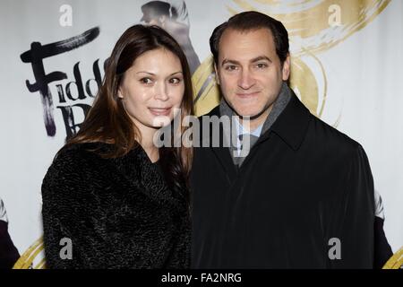 New York, NY, USA. 20. Dezember 2015. Mai-Linh Lofgren, Michael Stuhlbarg in Anwesenheit für die FIDDLER ON THE ROOF Opening Night, The Broadway Theatre, New York, NY 20. Dezember 2015. Bildnachweis: Jason Smith/Everett Collection/Alamy Live-Nachrichten Stockfoto