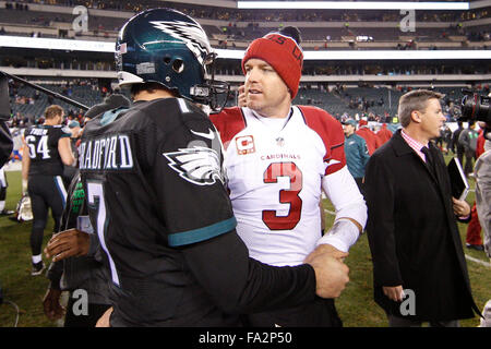 Philadelphia, Pennsylvania, USA. 20. Dezember 2015. Arizona Cardinals Quarterback spricht Carson Palmer (3) mit Philadelphia Eagles-quarterback Sam Bradford (7) nach dem NFL-Spiel zwischen den Arizona Cardinals und den Philadelphia Eagles am Lincoln Financial Field in Philadelphia, Pennsylvania. Die Arizona Cardinals gewann 40-17. Die Arizona Cardinals clinch NFC West Division. Christopher Szagola/CSM/Alamy Live-Nachrichten Stockfoto