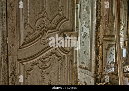 Jetzt verfallenen Schlosses befindet sich in einer wohlhabenden gated Community und ist östlich von Paris. Stockfoto