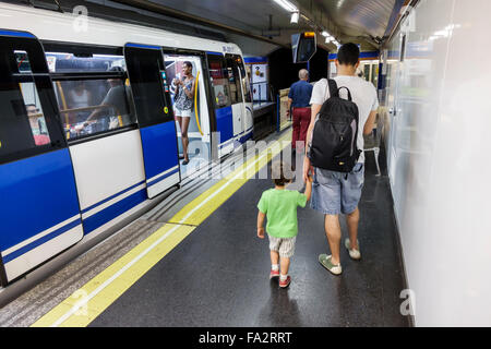 Madrid Spanien, Hispanic Moncloa-Aravaca, Metrostation Arguelles, U-Bahn, Zug, Bahnsteig, Mann Männer männlich, Vater, Junge, Sohn, Hand haltend, Hände, Familien par Stockfoto