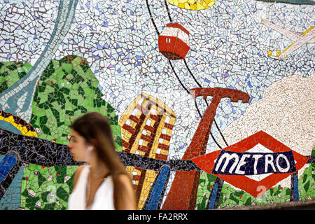 Madrid Spanien, Hispanic Moncloa-Aravaca, Arguelles Metro Station, U-Bahn, Zug, Mosaikfliesen Wandbild, Kunst, Teenager Teenager Teenager Mädchen, Youngster, fe Stockfoto