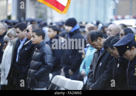 New York City, USA. 20. Dezember 2015. Familien der getöteten Offiziere Liu & Ramos während Star Spangled Banner vor der 84. Bezirk stehen. NYC Bürgermeister Bill de Blasio trat die Familien der getöteten NYPD Offiziere Wenjian Liu und Rafael Ramos eine Gedenktafel zur Erinnerung an die Offiziere im 8. Bezirk-Haus in Brooklyn zu widmen. Bildnachweis: Andrew Katz/Pacific Press/Alamy Live-Nachrichten Stockfoto