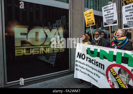 New York, Vereinigte Staaten von Amerika. 20. Dezember 2015. Demonstranten übergeben von der Zentrale von FOX News auf der Sixth Avenue als der Marsch in Richtung Herald Square. Mehrere hundert Demonstranten versammelten sich außerhalb der Trump Tower an der East 56th Street und Fifth Avenue in Manhattan, republikanische Präsidentschaftskandidat Donald Trump die Position für die Rechte der Einwanderung zu verurteilen; nach fast zwei Stunden lang Rallye, marschierten Demonstranten zum Herald Square. Bildnachweis: Albin Lohr-Jones/Pacific Press/Alamy Live-Nachrichten Stockfoto