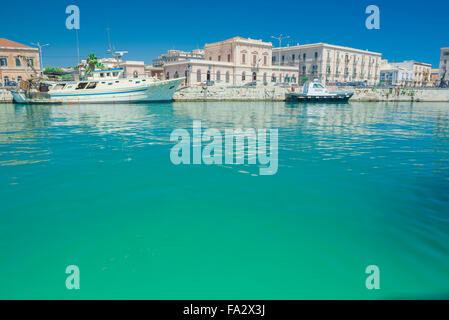 Syrakus Sizilien Hafen, Blick im Sommer auf die Uferpromenade und Boote im Hafen in Syrakus (Siracusa), Sizilien festgemacht. Stockfoto