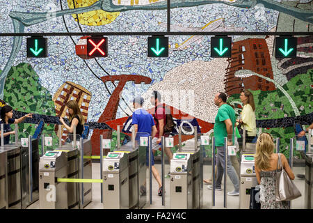 Madrid Spanien, Hispanic Moncloa-Aravaca, Metrostation Arguelles, U-Bahn, Zug, Eingang, Drehkreuz, Mosaikfliesen-Wandbild, Kunst, Spanien150706093 Stockfoto