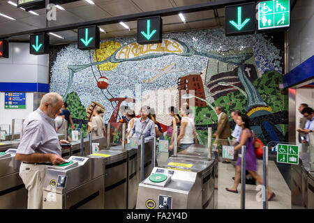 Madrid Spanien, Hispanic Moncloa-Aravaca, Metrostation Arguelles, U-Bahn, Zug, Eingang, Drehkreuz, Mosaikfliesen-Wandbild, Kunst, Spanien150706094 Stockfoto