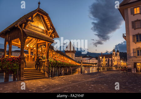 Historischen Kapellbrücke, ein Wahrzeichen der Stadt Luzern am Vierwaldstättersee in der Zentralschweiz. Stockfoto