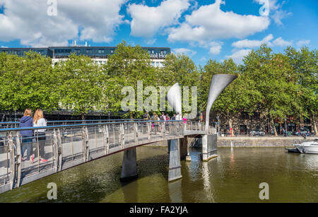 Peros-Brücke im Millenium Square Landung im schwimmenden Hafen von Bristol, Somerset, England, Vereinigtes Königreich Stockfoto