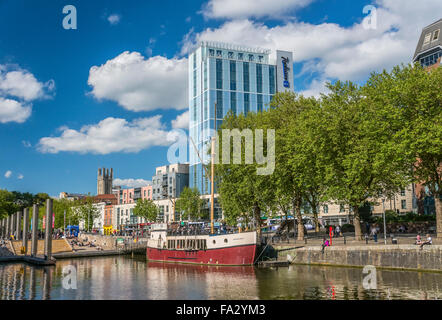 Zentrum-Promenade im schwimmenden Hafen von Bristol, Somerset, England, Vereinigtes Königreich Stockfoto