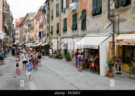 Vernazza, Italien - 8. Juli 2015: die Menschen gehen und Einkaufen an der Hauptstraße des Dorfes von Vernazza Cinque Terre, Italien Stockfoto