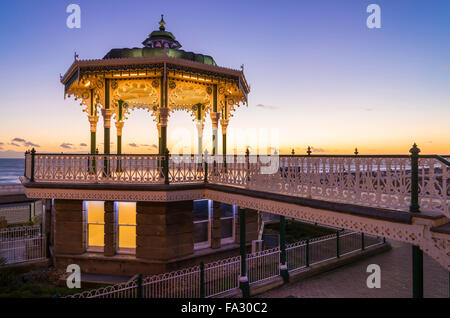 Sonnenuntergang am Musikpavillon, Brighton Stockfoto