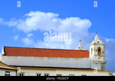 Das historische Santa Maria neue Kirchendach und alte Bell tower in Lagos Stockfoto