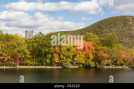 Frühherbst auf hessischen See im Bear Mountain State Park, New York. Stockfoto