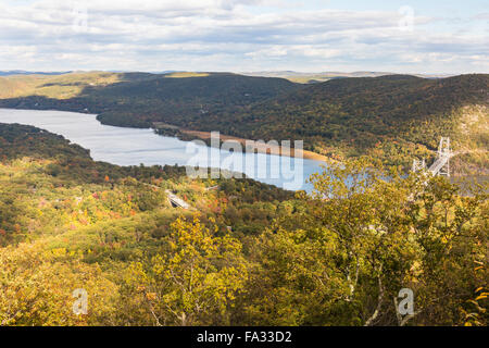 Frühherbst auf den Hudson River und die Bear Mountain Bridge im Bear Mountain State Park, New York. Stockfoto