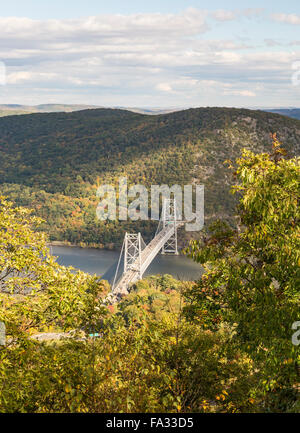 Bear Mountain Bridge über den Hudson River von oben im Bear Mountain State Park, New York. Stockfoto