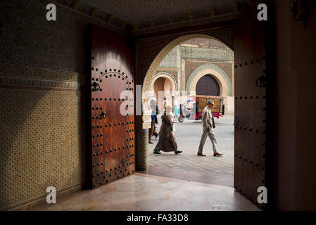 Passanten vor dem Bab el Mansour-Tor, Gebäude Blick aus dem Inneren einer Eingangshalle von einem klassischen. Meknes. Marokko. Stockfoto