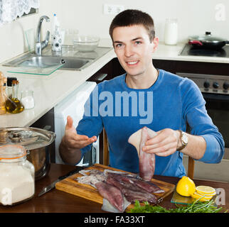 Handsome guy zu Hause Küche Stockfoto