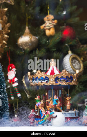 Weihnachten Spielzeug Schnee Szene Schaufenster. Broadway, Cotswolds, Worcestershire, England Stockfoto