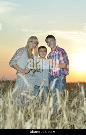 Mutter und Söhne im Feld Stockfoto