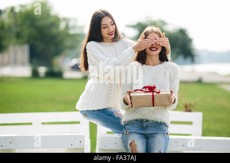 Zwei schöne Mädchen und Geschenk Stockfoto