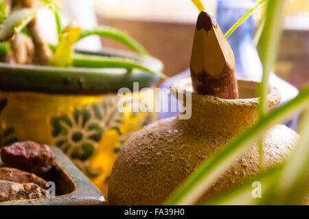 Stillleben mit braunen Stift in alten Lehm-Glas Stockfoto