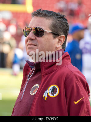 Landrover, Maryland, USA. 20. Dezember 2015. Washington Redskins Besitzer Dan Snyder sieht sein Team Warm-up vor dem Spiel gegen die Buffalo Bills in FedEx Field in Landover, Maryland auf Sonntag, 20. Dezember 2015. Kredit: Ron Sachs/CNP - NO WIRE SERVICE - Kredit: Dpa picture-Alliance/Alamy Live News Stockfoto