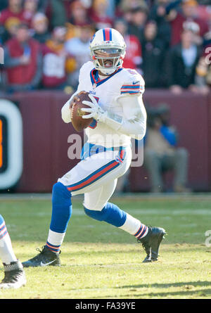 Landrover, Maryland, USA. 20. Dezember 2015. Buffalo Bills quarterback Tyrod Taylor (5) sieht für einen Empfänger im ersten Quartal gegen die Washington Redskins in FedEx Field in Landover, Maryland auf Sonntag, 20. Dezember 2015. Kredit: Ron Sachs/CNP - NO WIRE SERVICE - Kredit: Dpa picture-Alliance/Alamy Live News Stockfoto