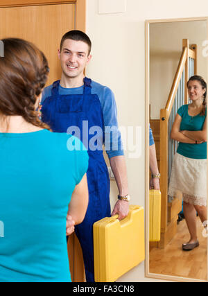 Mädchen treffen Arbeiter an der Tür zu Hause Stockfoto