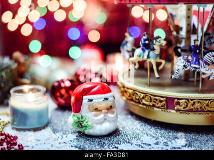 Merry Go Round und Kerzen Weihnachtsschmuck Stockfoto