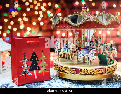 Merry Go Round und Kerzen Weihnachtsschmuck Stockfoto